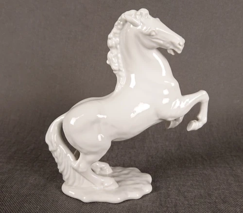 Biała figurka porcelanowa koń wspięty na tylnych nogach bok