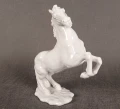 Koń z białej porcelany widok z przodu detale rzeźbiarskie