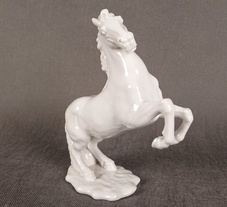 Koń z białej porcelany widok z przodu detale rzeźbiarskie