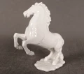 Figurka konia lewy profil lśniąca biała porcelana