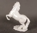 Porcelanowy koń w ujęciu od tyłu dynamika ruchu ogon