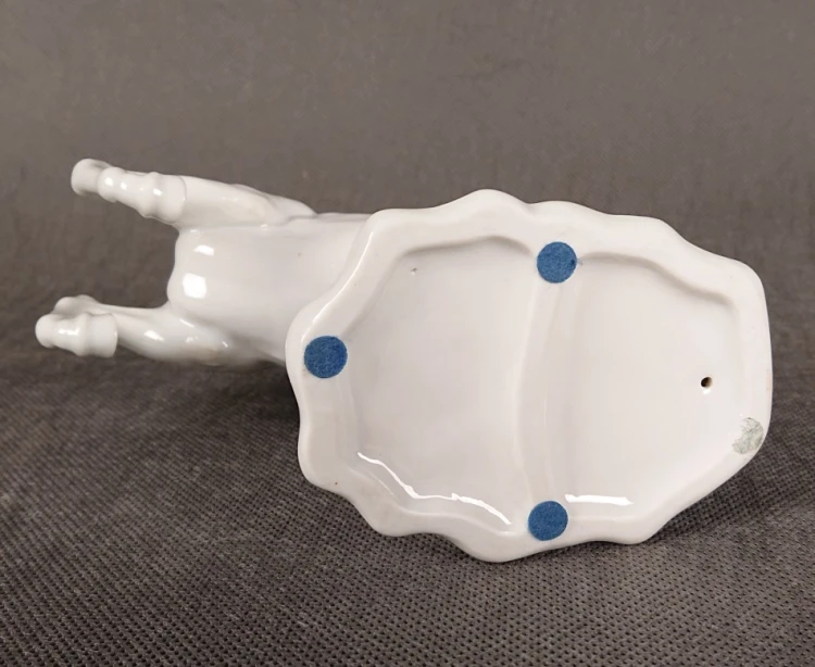 Spód figurki porcelanowej niesygnowany z podkładkami filcowymi