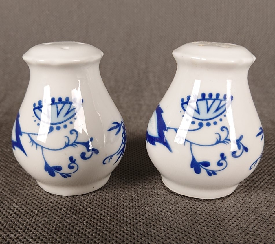 Para przyprawników z białej porcelany widok z boku styl vintage