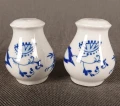 Para przyprawników z białej porcelany widok z boku styl vintage