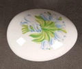 Dekoracja z tulipanami na wieczku porcelanowego jaja Tettau