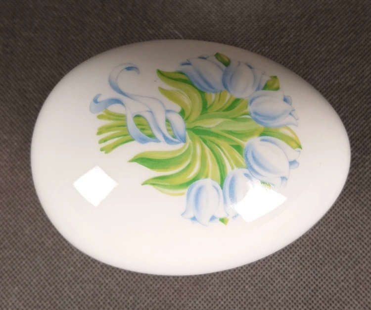 Dekoracja z tulipanami na wieczku porcelanowego jaja Tettau
