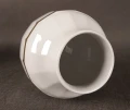 Zbliżenie na wnętrze wazonu lśniąca biała porcelana wazonu bawarskiego