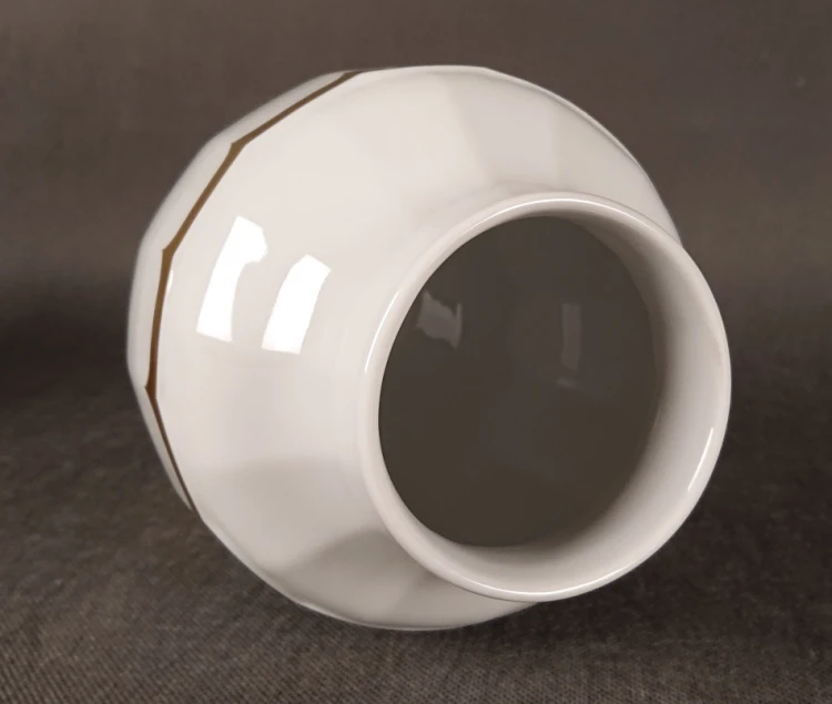 Zbliżenie na wnętrze wazonu lśniąca biała porcelana wazonu bawarskiego