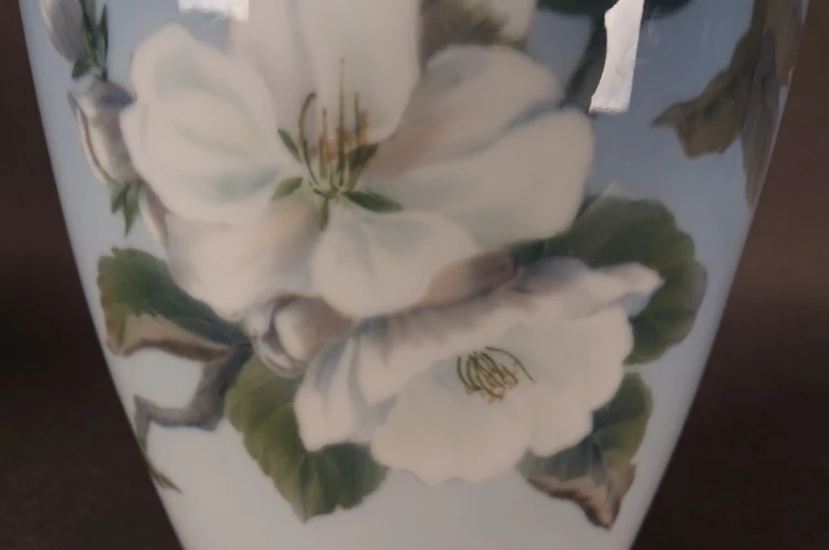 Zbliżenie na dekorację porcelanowego wazonu Royal Copenhagen