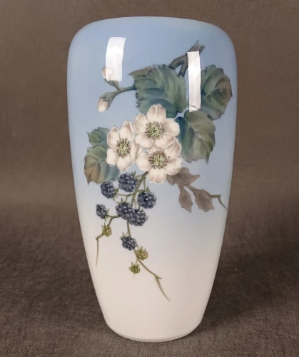 Wazon Royal Copenhagen motyw jeżyny i białych kwiatów porcelana
