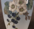 Detal malatury owoce jeżyny na porcelanie Royal Copenhagen