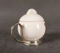 Porcelanowy pojemnik w metalowej oprawie z okrągłym uchwytem WMF