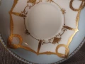 Widok od góry na misternie zdobiony spodek Fürstenberg Empire