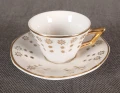 Biała porcelanowa filiżanka do espresso ze złotym geometrycznym wzorem