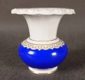 Kielichowaty wazon Art Deco Rosenthal kobalt ze złotymi reliefami kwiatowymi