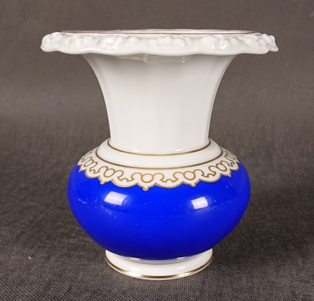 Kielichowaty wazon Art Deco Rosenthal kobalt ze złotymi reliefami kwiatowymi