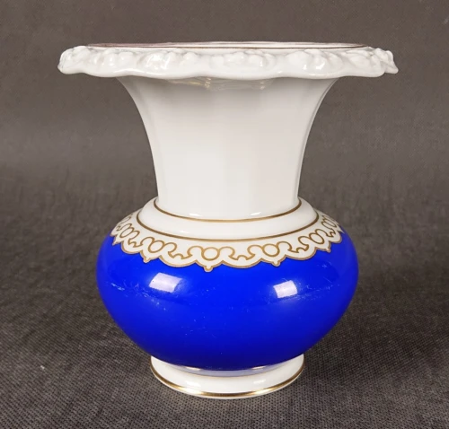 Kielichowaty wazon Art Deco Rosenthal kobalt ze złotymi reliefami kwiatowymi