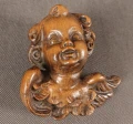 Snycerska płaskorzeźba aniołka putto z drewna olchowego 13x13 cm