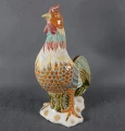 Zbliżenie na kolorowe upierzenie i czerwony grzebień ceramicznego ptaka