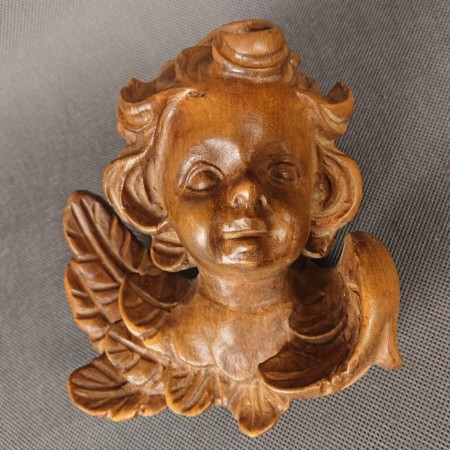 Masywna rzeźba ścienna aniołka putto o głębokości 10 cm z drewna
