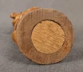 Spód okrągłej podstawy tyrolskiej figury z drewna o średnicy 8 cm