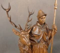Zbliżenie pod kontem  na jelenia i świętego Huberta z drewna
