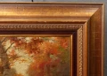 Zbliżenie na narożnik złoconej ramy profilowanej z lat siedemdziesiątych z ozdobnym ornamentem.