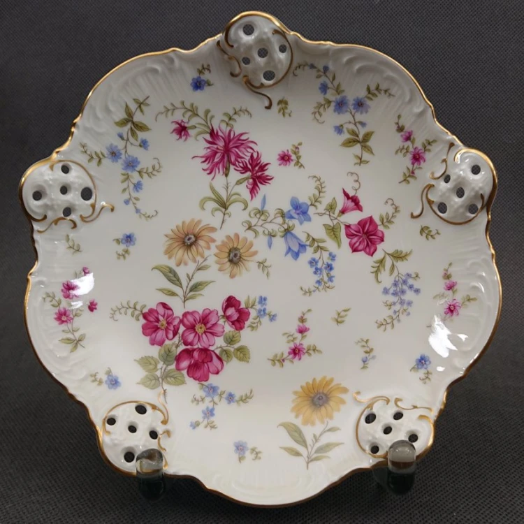 Porcelanowa patera ażurowa Rosenthal Moliere ze wzorem kwiatowym Florida na stojaku kolekcjonerskim