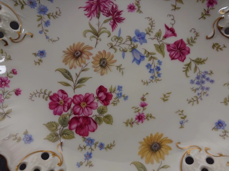 Detale kolorowego bukietu kwiatowego wewnątrz śnieżnobiałej porcelanowej misy z serii Florida