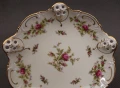 Mała patera ażurowa Rosenthal Moliere Moosrose z motywem róż w złoconej ramie na stojaku, plik