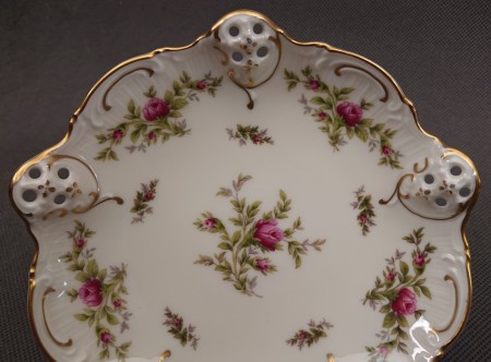 Mała patera ażurowa Rosenthal Moliere Moosrose z motywem róż w złoconej ramie na stojaku, plik