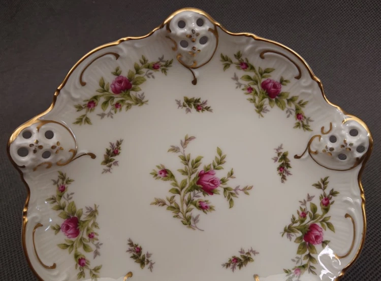 Mała patera ażurowa Rosenthal Moliere Moosrose z motywem róż w złoconej ramie na stojaku, plik