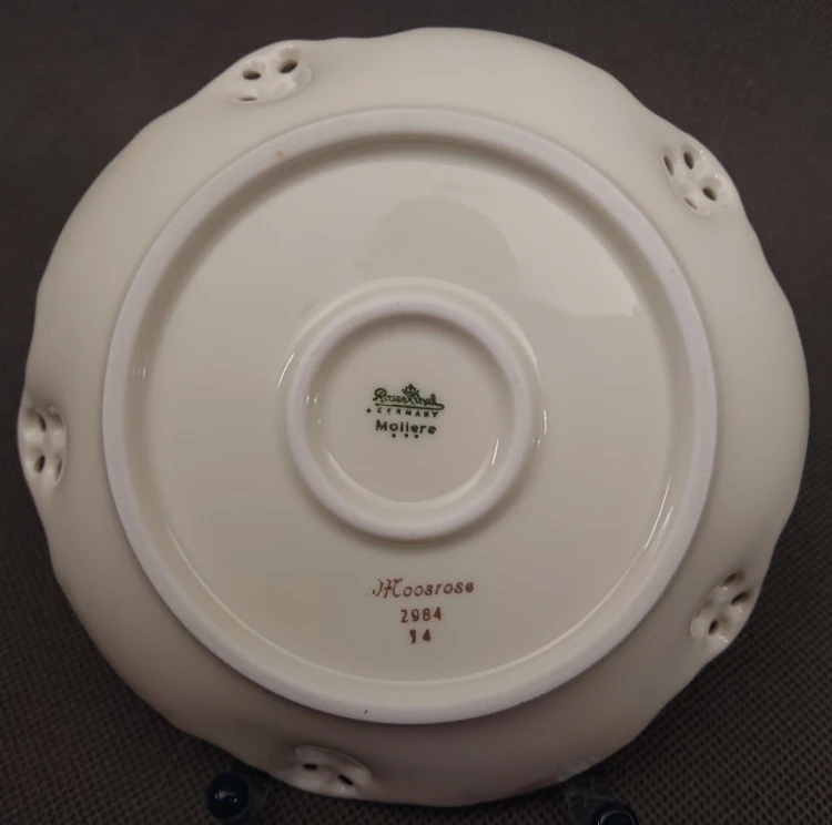 Detale malatury florystycznej Moosrose i reliefowe tłoczenia na porcelanowej paterze Rosenthal