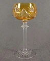 Antyczny kryształowy kielich do wina Val Saint Lambert z 1905 roku, widok na profil eleganckiej czary z pionowymi szlifami.