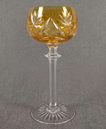 Antyczny kryształowy kielich do wina Val Saint Lambert z 1905 roku, widok na profil eleganckiej czary z pionowymi szlifami.