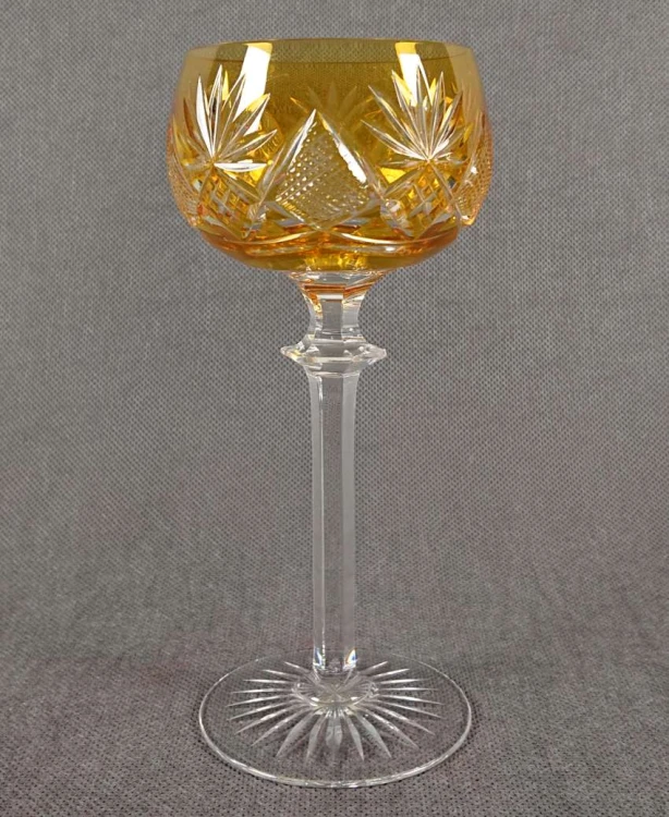 Antyczny kryształowy kielich do wina Val Saint Lambert z 1905 roku, widok na profil eleganckiej czary z pionowymi szlifami.