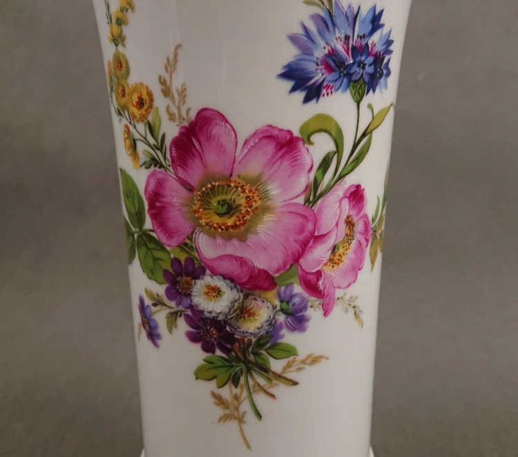 Zbliżenie na detale malatury florystycznej z amarantową dziką różą i bławatkiem na białej porcelanie