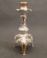 Elegancki neobarokowy świecznik z porcelany drezdeńskiej z kolorowymi motywami kwiatowymi i złotymi aplikacjami