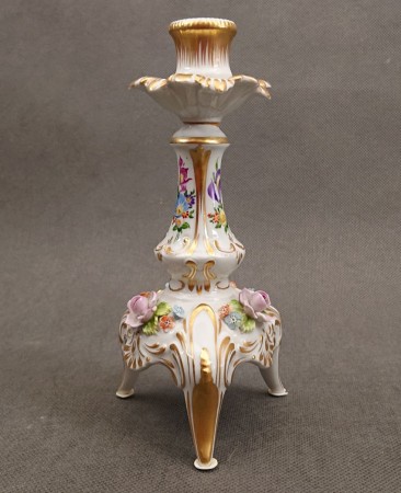 Elegancki neobarokowy świecznik z porcelany drezdeńskiej z kolorowymi motywami kwiatowymi i złotymi aplikacjami
