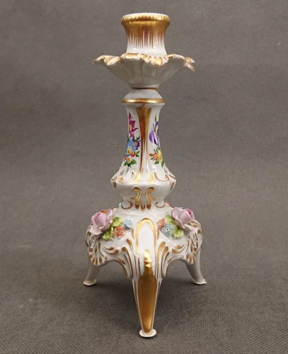 Elegancki neobarokowy świecznik z porcelany drezdeńskiej z kolorowymi motywami kwiatowymi i złotymi aplikacjami