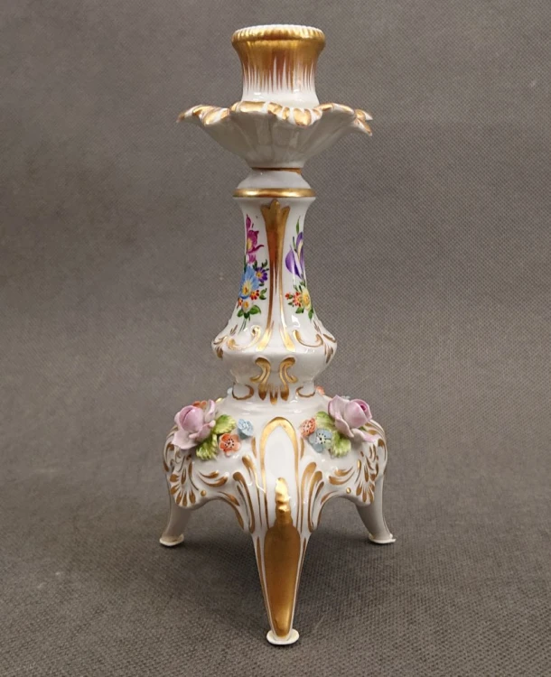 Elegancki neobarokowy świecznik z porcelany drezdeńskiej z kolorowymi motywami kwiatowymi i złotymi aplikacjami