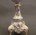 Zbliżenie na podstawę świecznika z nakładaną przestrzenną różą 3D i zielonymi listkami z porcelany