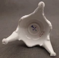Zbliżenie na spód porcelanowego świecznika z niebieską sygnaturą Dresden z koroną oraz odręcznym podpisem malarza original handgemalt H. Koch
