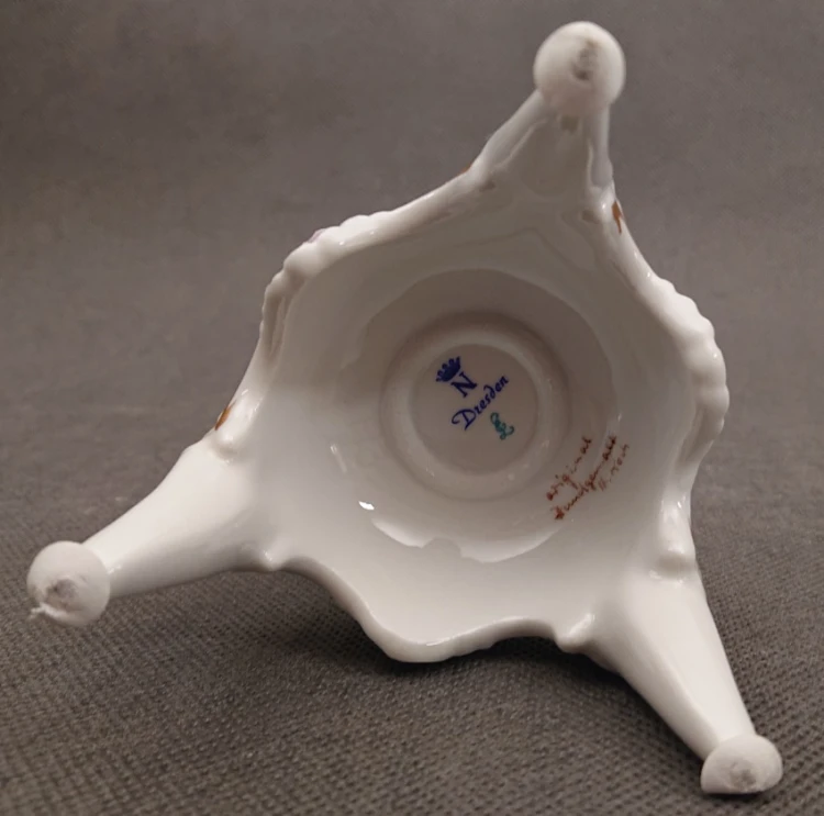 Zbliżenie na spód porcelanowego świecznika z niebieską sygnaturą Dresden z koroną oraz odręcznym podpisem malarza original handgemalt H. Koch