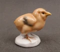 Autentyczna, przedwojenna figurka kurczaczka wykonana ze szlachetnej porcelany. Sygnowana, ręcznie malowana podszkliwnie. Stan idealny, gabinetowy. Idealna dla kolekcjonerów antyków. Sprawdź w Top Art!