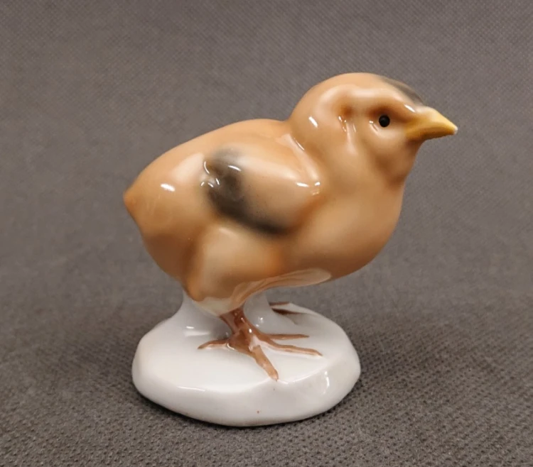 Autentyczna, przedwojenna figurka kurczaczka wykonana ze szlachetnej porcelany. Sygnowana, ręcznie malowana podszkliwnie. Stan idealny, gabinetowy. Idealna dla kolekcjonerów antyków. Sprawdź w Top Art!