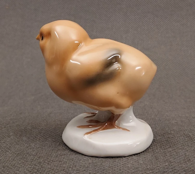 Kolekcjonerski kurczaczek z porcelany z lat 30. z widocznym podszkliwnym malowaniem upierzenia