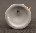 Rzut na sygnaturę figurki porcelanowej