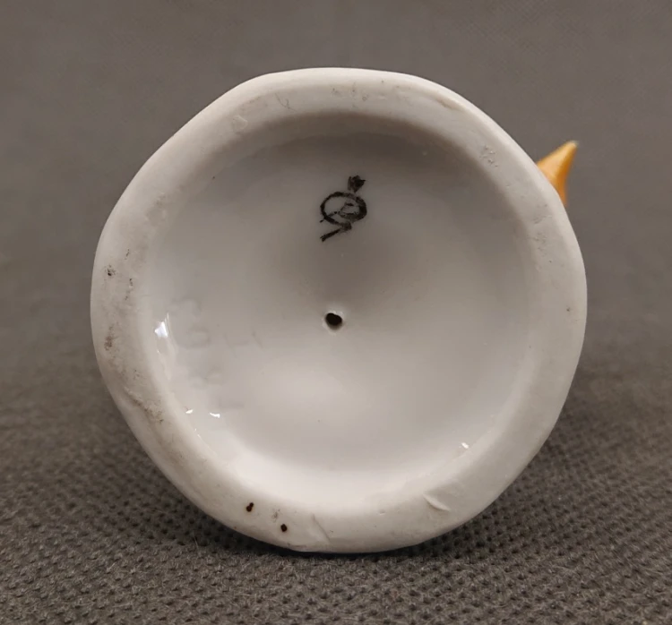 Rzut na sygnaturę figurki porcelanowej