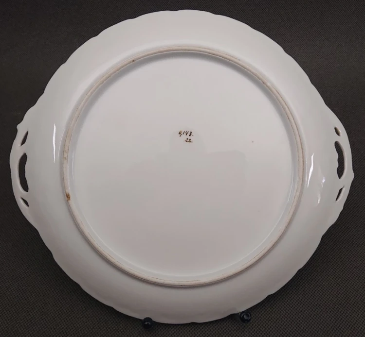 Cały spód białej porcelanowej patery ukazujący okrągłą podstawę o średnicy 26,5 cm